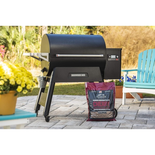 Traeger Grills Briquetas de madera dura de cerezo PEL309 100 % natural para parrilla, ahumar, hornear, asar, cocinar a fuego lento y hacer a la barbacoa, bolsa de 20 libras - Image 3