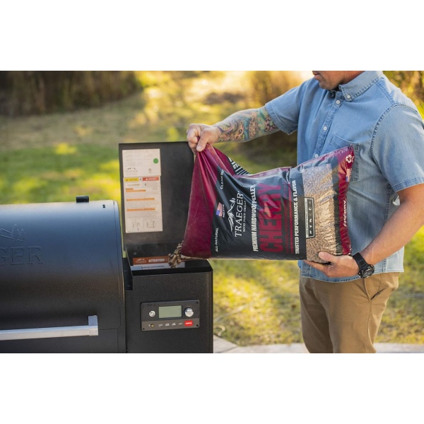 Traeger Grills Briquetas de madera dura de cerezo PEL309 100 % natural para parrilla, ahumar, hornear, asar, cocinar a fuego lento y hacer a la barbacoa, bolsa de 20 libras - Image 4