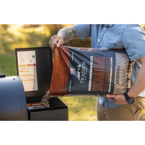 Traeger Grills Mezcla exclusiva de briquetas de madera dura 100 % natural para ahumar, hornear, asar, cocinar a fuego lento y hacer a la barbacoa, de 20 libras - Image 4