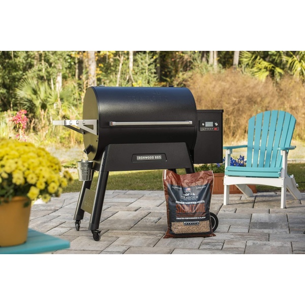 Traeger Grills Mezcla exclusiva de briquetas de madera dura 100 % natural para ahumar, hornear, asar, cocinar a fuego lento y hacer a la barbacoa, de 20 libras - Image 3
