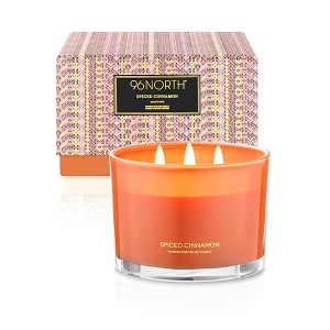 96NORTH - Vela de soja de canela de lujo | Vela grande de 3 mechas | Hasta 50 horas de tiempo de combustión | Cera de soja 100% natural | Vela estética de aromaterapia relajante | Regalo de inauguración de la casa para mujeres y hombres