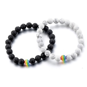 City Oak LGBT - Pulsera de relación, 2 piezas, howlita blanca, ágata negra mate, resina arcoíris | abalorio difusoras de aceite, cuerda fuerte para parejas gays | hecho a mano | Love is Colorful Arcoíris