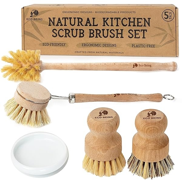 Eco Being - Juego de cepillos de platos con dispensador de jabón, cepillo para polvo de bambú para platos con cepillos resistentes y libres de plástico y mangos de madera ~ 5 piezas de cocina hace que la limpieza de los platos sea más fácil.