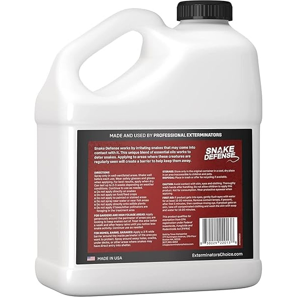 Snake Defense Repelente de serpientes naturales, eficaz y seguro, pulverizador de un galón con pulverizador remoto para una fácil aplicación | para todo tipo de serpientes | no venenosas y venenosas… - Image 3