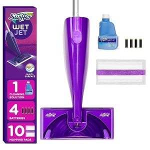 Swiffer WetJet - Kit de limpieza de mopa para suelos y madera dura y pulverizador, incluye: 1 mopa eléctrica, 10 almohadillas, solución de limpieza, pilas
